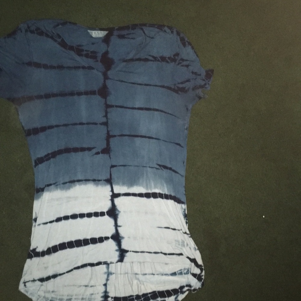 Tie-dye look tee. Blues colors. Small